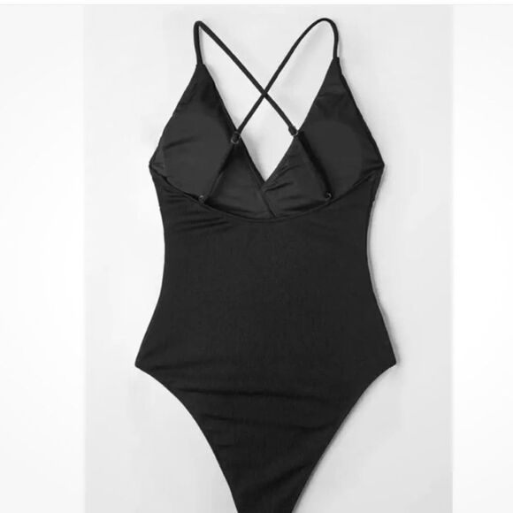Cupshe Ruffled ribbed One Piece Swimsuit, Black, 4-way stretch, size Medium, NWT - Picture 2 of 8